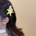 Eleganter gelber Seestern-Haarclip mit weißen Blütenblättern im Haar eines Models - Gelber Seestern Dekoration Stil (68#) / Gelb