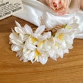 Élégante épingle à cheveux fleur blanche en tissu avec peigne en métal doré pour femme - Blanc