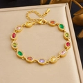 Macro-opname van gouden armband met kleurrijke zirkonen en karabijnsluiting - Kleurrijke Ovalen Hanger Stijl (B2066)