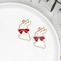 Lindos colgantes de conejo blanco esmaltado con lazos rojos para joyería DIY - Conejo con Lazo Rojo / Paquete de 10