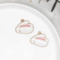Breloque lapin mignon en émail blanc et rose pour la fabrication de bijoux et porte-clés - Lapin Dormeur / Lot de 10