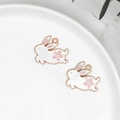 Charm lapin émaillé blanc et rose avec détail fleur de cerisier pour création de bijoux - Lapin Qui Court / Lot de 10