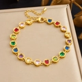 Macro-opname van een vergulde armband met kleurrijke zirkonia-stenen en een karabijnsluiting - Kleurrijke Ronde Strass Stijl (B2068)