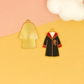 Vista dettagliata di ciondoli a forma di toga di laurea in smalto per accessori fai-da-te - Stagione Laurea(X-037) / 1 Pezzo / Uniforme Rossa