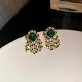 Dettaglio ravvicinato di orecchini vintage a nappa verde smeraldo con cristalli brillanti - 35# Perno in Argento-Lega-Verde-Rombo