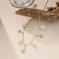 Collar de cadena dorada con estrellas de mar de esmalte azul y conchas marinas blancas - Collar de Estrella de Mar Azul (QYH6155) / Dorado