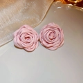 Gros plan de boucles d'oreilles élégantes en forme de rose en tissu rose fait main - Clous d'oreilles fleurs roses (tige en argent)