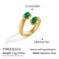 Detailansicht des 18K vergoldeten Edelstahlrings mit eingelegten grünen Steinen - Grüner Edelstein (YYR023112-G)