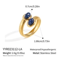Detailansicht des goldenen Edelstahlrings mit zwei blauen Lapislazuli-Steinen und Textur - Blauer Edelstein (YYR023112-LA)