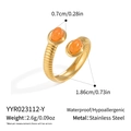 Detailaufnahme des vergoldeten Edelstahlrings mit orangefarbenem Stein und Rippenstruktur - Orangeroter Edelstein (YYR023112-Y)