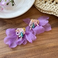 Dettaglio orecchini a fiore in chiffon viola con nappe di perline colorate e argento - Stile con Perno in Argento (Style 18)