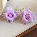 Eleganti orecchini a lobo a forma di rosa in chiffon viola con dettagli gocce di rugiada - Stile con Perno in Argento (Style 43)