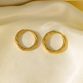 Elegantes pendientes de aro trenzados bañados en oro de 18K con textura metálica brillante - Giro de Flor de Ciruelo (QYG95) / Dorado
