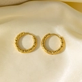 Détail de créoles plaquées or 18 carats avec finition diamantée texturée sur soie - Style Martelé (QYG63) / Or