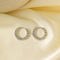 Détail de créoles argentées avec texture en treillis taillée en diamant sur soie jaune - Style Martelé (QYG64) / Acier