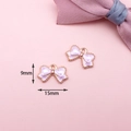 Vue macro détaillée de breloques nœuds en émail violet avec marquages de 15x9 mm. - Pendentif Nœud Papillon (C-221) / Lavande