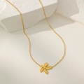 Elegante goldene Blumenhalskette mit detaillierter Blütenstruktur auf weißem Steinboden - Fünfblättrige Blumenkette (QYH346) / Gold