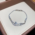 Eleganter silberfarbenes Vierblatt-Klee Armband mit funkelnden Steinen in Schmuckbox - Silbernes zweikettiges Perlmuttschalen-Blumenarmband (55#) / Silber