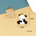 Dettaglio del ciondolo a forma di panda con dimensioni e retro in metallo dorato - Panda che si Tocca il Viso
