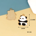 Dettaglio del ciondolo panda in smalto con vista fronte, retro e dimensioni esatte - Panda Allegro