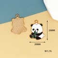 Dettaglio ciondolo panda smaltato da 26mm con bambù per creazione di gioielli fai da te - Panda di Bambù