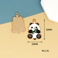 Dettaglio del ciondolo panda con dimensioni di 30mm x 20mm e peso indicato di 2,3g - Panda che mangia bambù
