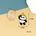 Dettaglio del ciondolo panda 27mm x 19mm con dimensioni e placcatura in oro - 23. Guardando I Panda / L