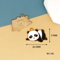 Dettaglio di ciondoli a forma di panda con smalto e retro in metallo dorato - Panda Sdraiato