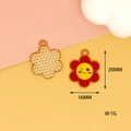 Inquadratura macro dettagliata di ciondolo a fiore sorridente con dimensioni e peso - 1 Viso Sorridente Fiore Rosso