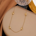 Elegante vergoldete Titanstahl-Halskette mit vier detaillierten Muschelanhängern - Vierfach-Muschel Halskette (Gold)