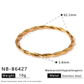 Vista dettagliata del bracciale a cerchio intrecciato in acciaio inossidabile placcato oro 18k - Stile Corda Attorcigliata (NB-B6427) / Diametro Interno 62.2mm