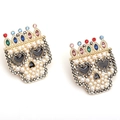 Pendientes de calavera con corona, cristales de colores y perlas en acabado dorado - Multicolor