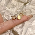 Goldener Wellenring mit Katzenaugenstein und Zirkon-Besatz auf Modelfinger - Gold Wellen Katzenauge Zirkon Stil (J884)