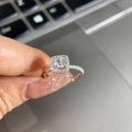 Eleganter silberner Schleifenring mit rundem Zirkon und quadratischem Halo-Design - Silber Klassischer Großer Runder Zirkon Halo Stil (J1072)