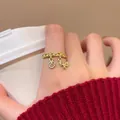 Verstellbarer goldener Bogenring mit Münz- und Pferdeanhängern am Strickpulloverärmel - Gold Münze Pferd Anhänger Stil (J1071)
