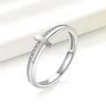 Elegante anello a croce in argento con zirconi micro-pavé minimalisti sulla fascia - US 6 / Oro Bianco
