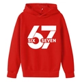 Roter Kapuzenpullover für Jungen mit weißem 67-Aufdruck und gerippten Bündchen - 100cm / Rot