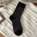 Gestreifte Wollsocken in Grau und Schwarz mit dicker Stricktextur für den Winter - Schwarz