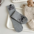 Graue Baumwollsocken mit 3D-Waschbär-Cartoon-Muster auf einem weißen Tablett - Einheitsgröße / Waschbär