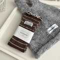 Chaussettes marron foncé à rayures avec bords volantés et étiquette de marque - café