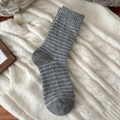 Gestreifte Wollsocken in Grau und Hellblau mit feiner Rippenstruktur im Retro-Stil - Hellgrau