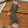 Calze in misto lana grigio e rosa con simpatico ricamo a forma di muffola rossa - Muffola Caffè