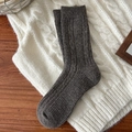 Dicke dunkelbraune Wollsocken mit Zopfmuster in warmem, geripptem mittellangem Stil - Einheitsgröße / Mokka