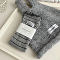 Chaussettes grises à rayures style japonais avec texture tricot et détail écusson - Gris clair