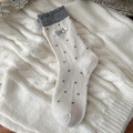 Calze di lana spesse beige a pois grigi con ricamo a cane e polsini a volant - Crema