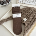 Donkerbruine katoenen sokken met ruches en een minimalistische papieren verpakking - Eén maat / koffiekleur