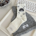 Süße cremefarbene Socken mit grauem Pudel-Print und dazu passendes Strickmützen-Set - Einheitsgröße / Cremefarben