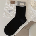 Mittelhohe Baumwollsocken in Schwarz und Grau mit Maus-Etikett auf weißem Stoff - Schwarz