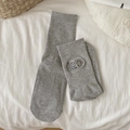 Calze grigie in cotone a coste con ricamo a forma di cucciolo e scritta decorativa - Grigio chiaro
