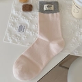 Rosa-graue Crew-Socken mit süßem Mäuse-Patch auf strukturiertem weißem Stoff - Hellrosa
